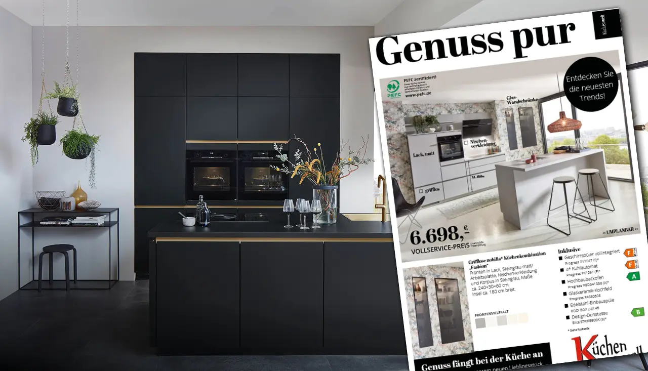 Moderne schwarze Küche mit Kochinsel und hochwertigen Einbaugeräten. Im Vordergrund liegt ein Prospekt mit neuen Küchentrends und Angeboten. Perfekte Darstellung für Kücheninspiration und aktuelle Küchendesigns.